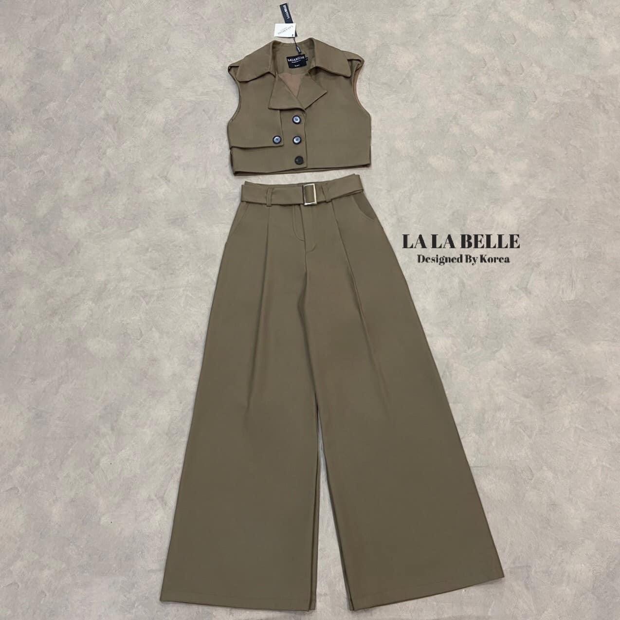 ชุด3 ชิ้น เสื้อทรงสูทอัดกาว คอปกกระดุมหน้าแขนกุดแต่งศรบ่าทรงเสื้อครอปใส่คู่กางเกงขายาวทรงสวยมากจับจีบใส่คู่กับเข็มขัดเข้าชุด ใส่สบาย : สินค้าคุณภาพ (พร้อมส่ง)