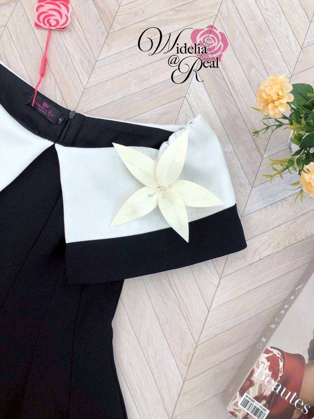 Dress เดรสปาดไหล่ช่วงไหล่เย็บยางยืดใส่แล้วเกาะไหล่ดี มีเข็มกัดดอกไม้ 1 ดอก กระโปรงผ่าหน้า ซิปหลัง ผ้าดีมีน้ำหนัก เนื้อผ้าเรียบ สีพื้น ใส่สบาย : สินค้าคุณภาพ (พร้อมส่ง)