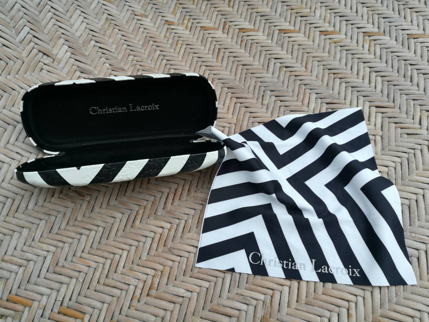 กล่องแว่น Christian Lacroix PARIS พร้อมผ้าเช็ดแว่น