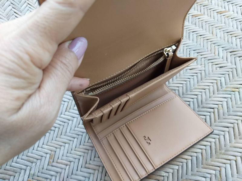 กระเป๋าสตางค์สีแดงสวยมาก ช่องเยอะ (ของใหม่)