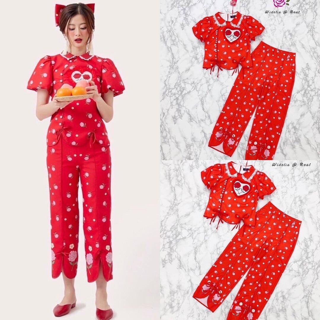 Set เซ็ทกี่เพ้าสีแดงแสนสวย ใครไวใครได้ ขอบอกเนื้อผ้าดีมากๆ เสื้อปก คอแต่งขอบลูกไม้ อกแต่งหัวใจและกระดุม ไข่มุกมาอย่างดี กางเกงขากระบอกเองสูง ชายขาผูกโบว์ : สินค้าคุณภาพ (พร้อมส่ง)