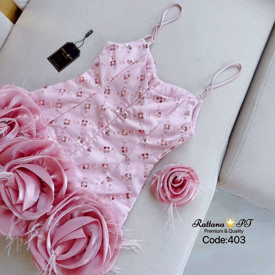 มินิเดรส สุดหรูหรา ดูแพง สุดปังมาก หน้าอกมีฟองน้ำชุดมีซับใน ด้านหลังมีซิบด้านหลัง มีอะไหล่ดอกไม้เป็นเข็มกลัดติดที่หน้าอก ใส่สบาย : สินค้าคุณภาพ (พร้อมส่ง)