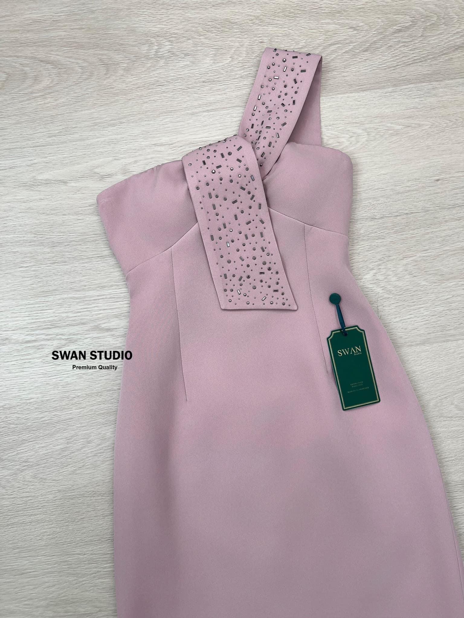 เดรสชมพูยาว สายปาดข้างเดียว ตรงอกทีรูสำหรับร้อยสาย ตรงสายแต่งประดับด้วยเพชร ด้านหลังผ่าให้เดินง่าย ใส่สบาย : สินค้าคุณภาพ (พร้อมส่ง)