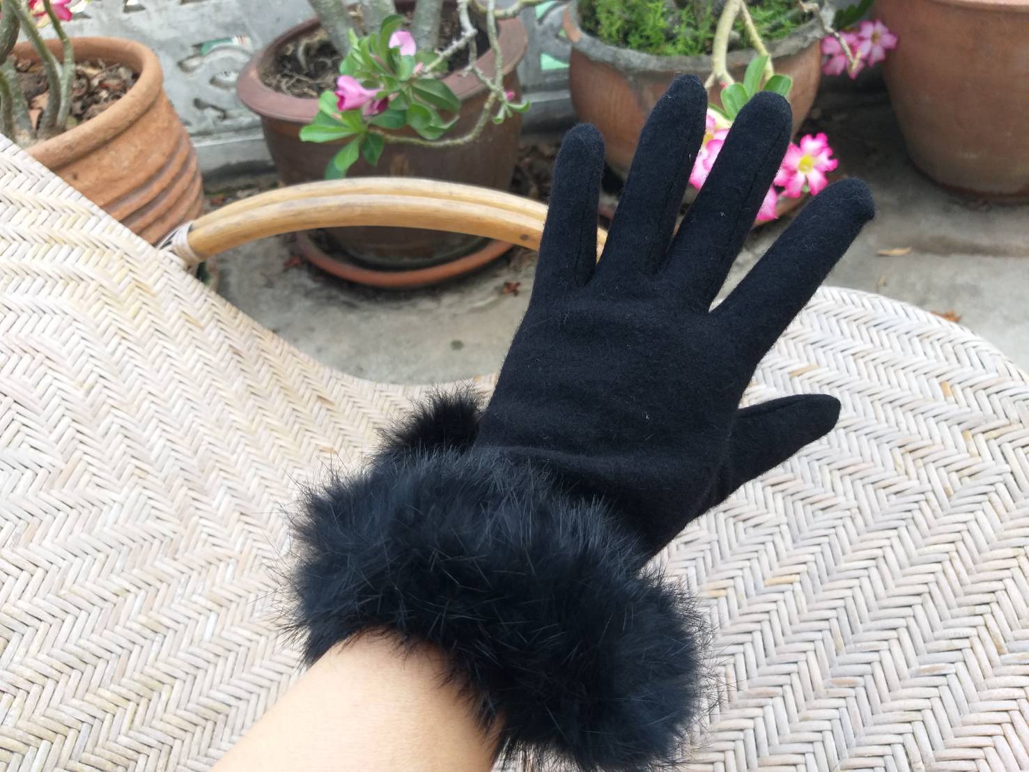 ถุงมือผ้าขนสัตว์สีดำ ข้อมือเฟอร์ (ของใหม่)