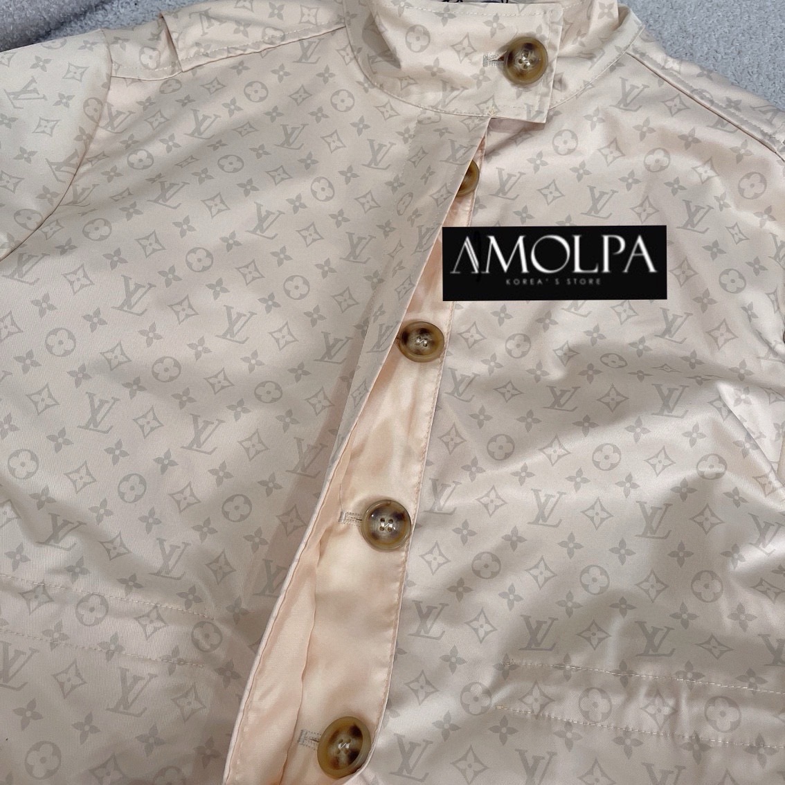 โค้ชตัวยาว MONOGRAM TOILE TRENCH COAT LOUIS VUITTON SS24 งานHIEND สุดๆ ห้ามพลาด งานดีสุดๆ ค่ะ ใส่แล้วสวย หรู ไฮโซ มาก : สินค้าคุณภาพ (พร้อมส่ง)