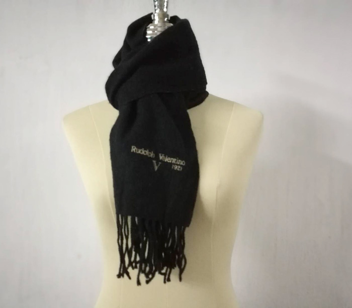 ผ้าพันคอขนสัตว์ Rudolph Valentino สีดำพื้น