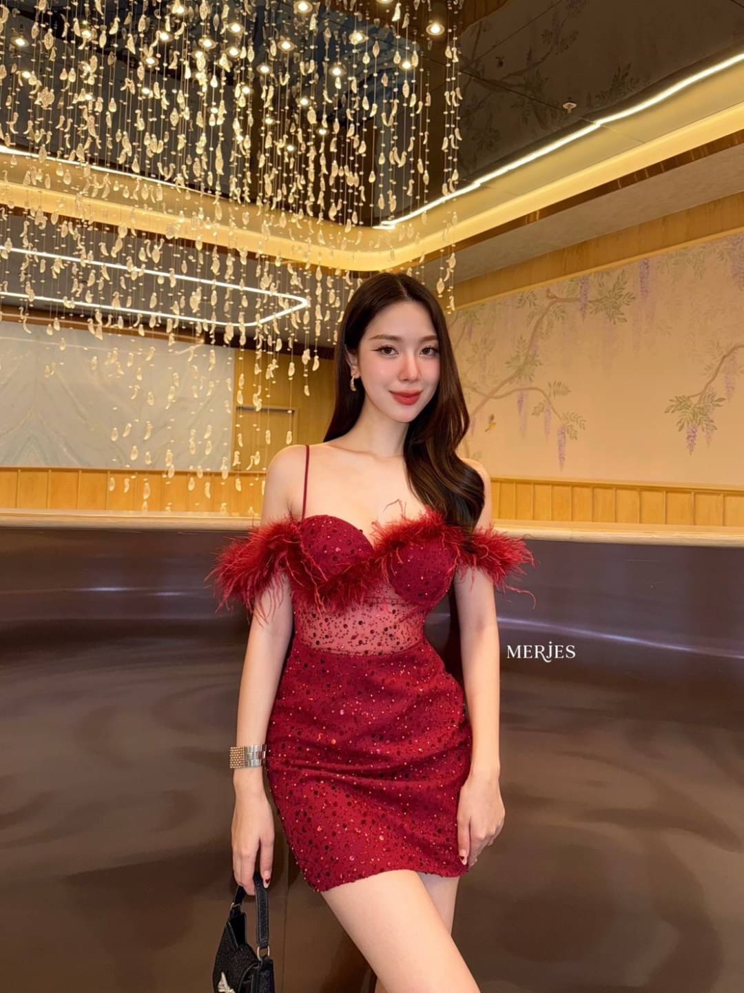 มินิเดรสสายเดี่ยวทรงเกาะอกแต่งขนนกแขนดีเทลปาดไหล่ดีไฮโซแอบเซ็กซี่เก๋ๆช่วงตัวแต่งซีทรูแบบไม่โป๊มากเดรสทรงเข้ารูปงานผ้าแต่งวิ้งในตัวสวยเก๋ผ้าไม่คันนะคะงานมีซับในและซิปหลัง ใส่สบาย : สินค้าคุณภาพ (พร้อมส่ง)