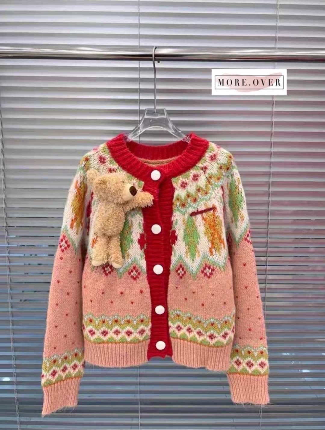 เสื้อคลุมไหมพรมสีชมพูขอบแดงถักลาย +เข็มขัดตุ๊กตาหมีลุคคุณหนูน่ารักมาก ใส่สบาย : สินค้าคุณภาพ (พร้อมส่ง)