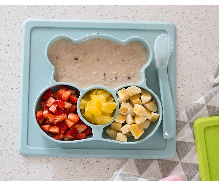 จานถาดอาหารซิลิโคนหมีน้อย พร้อมช้อนซิลิโคน NanaBaby