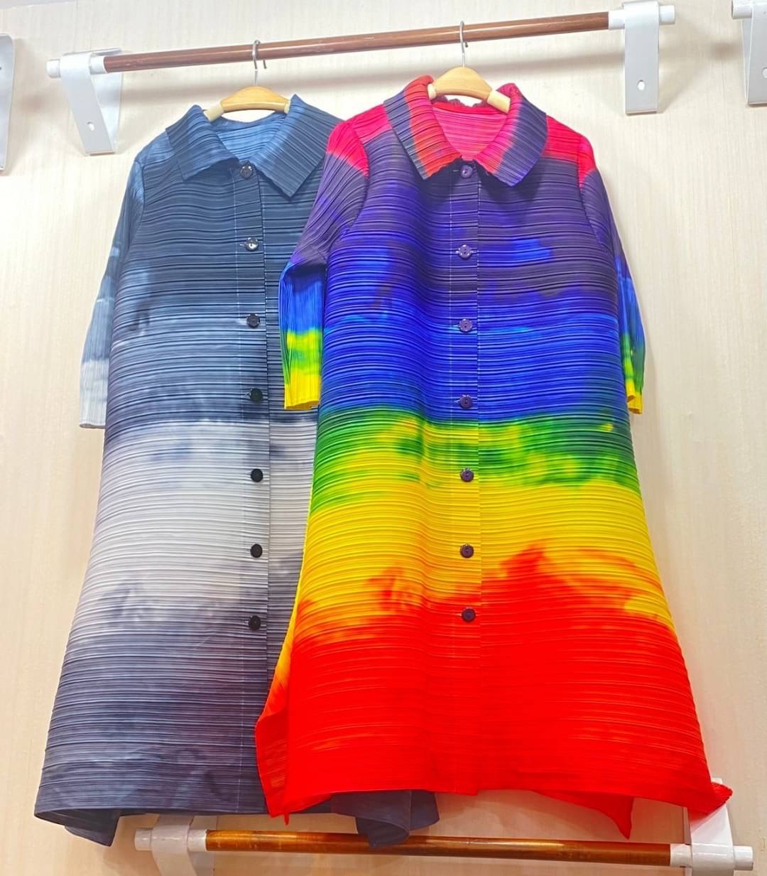 ชุดเดรส อัดพลีท คอปกเล็ก แขน 4 ส่วน แต่งกระดุมเรียงยาว ✨✨ ดีเทลแน่นๆ ด้วยลายกราฟฟิค สีสดสวยมว้ากกก ใส่สบาย : สินค้าคุณภาพ (พร้อมส่ง)