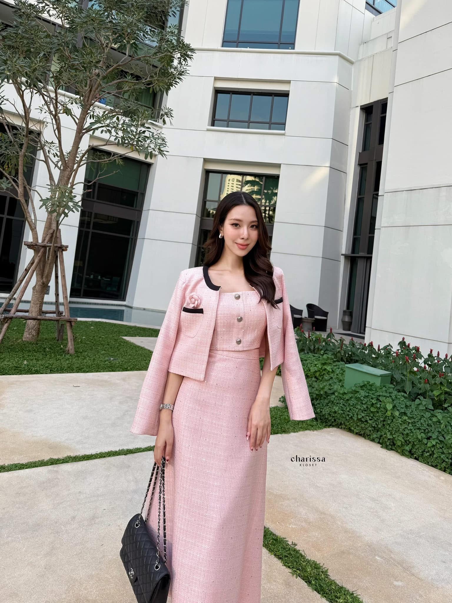 Set 4 ชิ้น เสื้อคลุม+ เสื้อครอปสั้น+ กระโปรงยาวเอวสูง +เข็มกลัดดอกไม้ ใส่สบาย : สินค้าคุณภาพ (พร้อมส่ง)