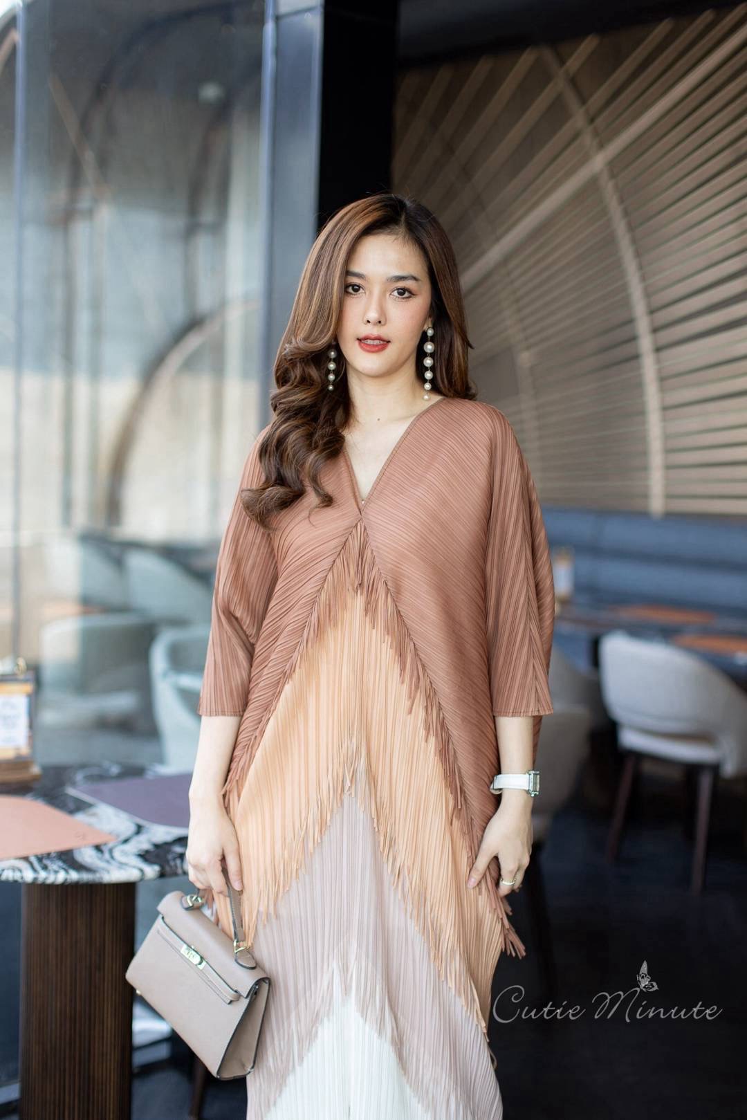 Maxiเดรสผ้าอัดพลีท วางพื้นสลับสี แขนทรงค้างคาว ทรงสวยใส่แล้วดูเข้ารูป ดูสง่างามมากค่ะ ใส่สบาย : สินค้าคุณภาพ (พร้อมส่ง)