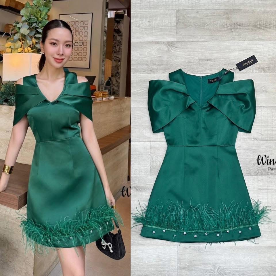 มินิเดรส เดรสสั้นสีเขียวแขนปาดไหล่ทำให้ดูสง่า ปลายเดรสแต่งขนนกและเพชร เพิ่มความลัคซู งานสวย ใส่สบาย : สินค้าคุณภาพ (พร้อมส่ง)