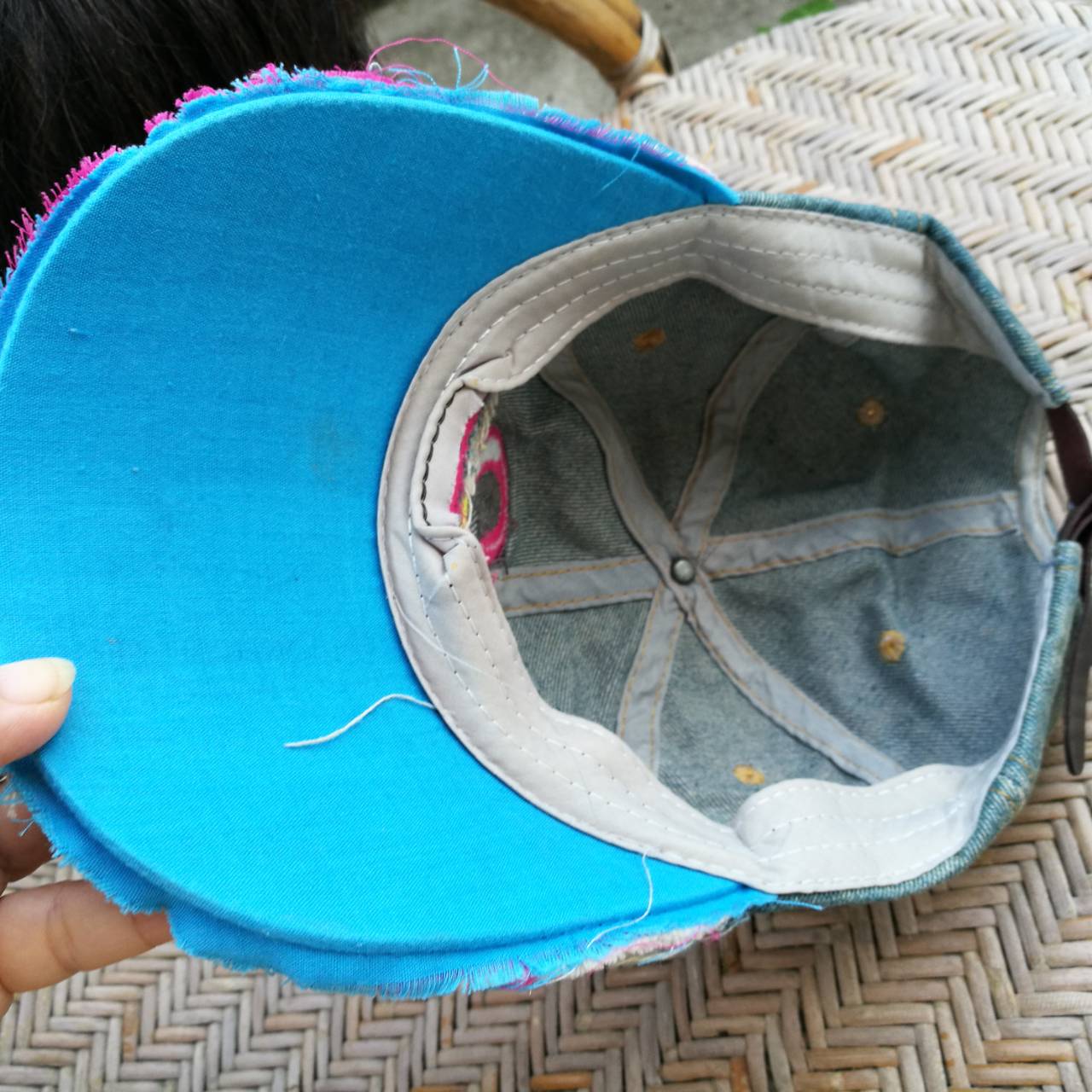 หมวกแก๊ปผ้ายีนส์แต่งหมุดสุดร็อค สวยมาก