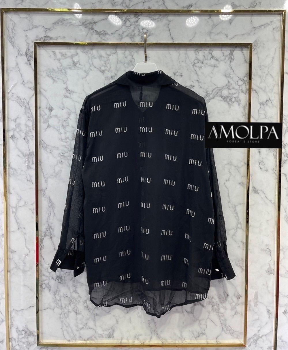 เสื้อเชิ้ตซีทรู MIU MIU หน้าสั้น หลังยาว ปิดก้น ปิดสะโพก สวยหรูดูแพง แสงออก ดีเทลละเอียดทุกจุด ลายใหม่ ใส่สบาย : สินค้าคุณภาพ (พร้อมส่ง)