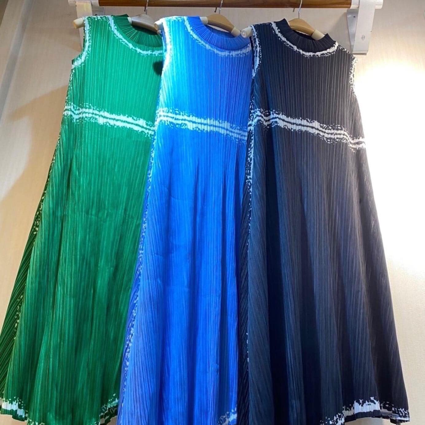 เดรสอัดพลีท งานสวยไฮโซ ทรงคอปีน แขนกุด ชายบาน A Line 😍 เพิ่มความเกร๋กรุบ ด้วยการตัดเฉลียงข้าง สวยพริ้ว ทุกมุมมอง พิมพ์ลายใหม่ ✨✨ เรียบหรู ดูแพง สุดๆ สินค้าคุณภาพ (พร้อมส่ง)