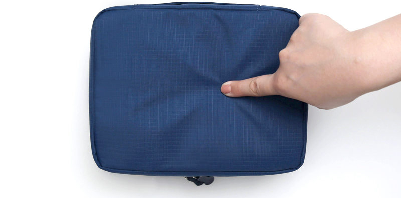 กระเป๋าอเนกประสงค์พกพาสะดวก สำหรับใส่อุปกรณ์เครื่องสำอาง อุปกรณ์ห้องน้ำ หรือสิ่งของจำเป็นอื่นเพื่อการเดินทาง ทำจากไนล่อนกันน้ำคุณภาพดี