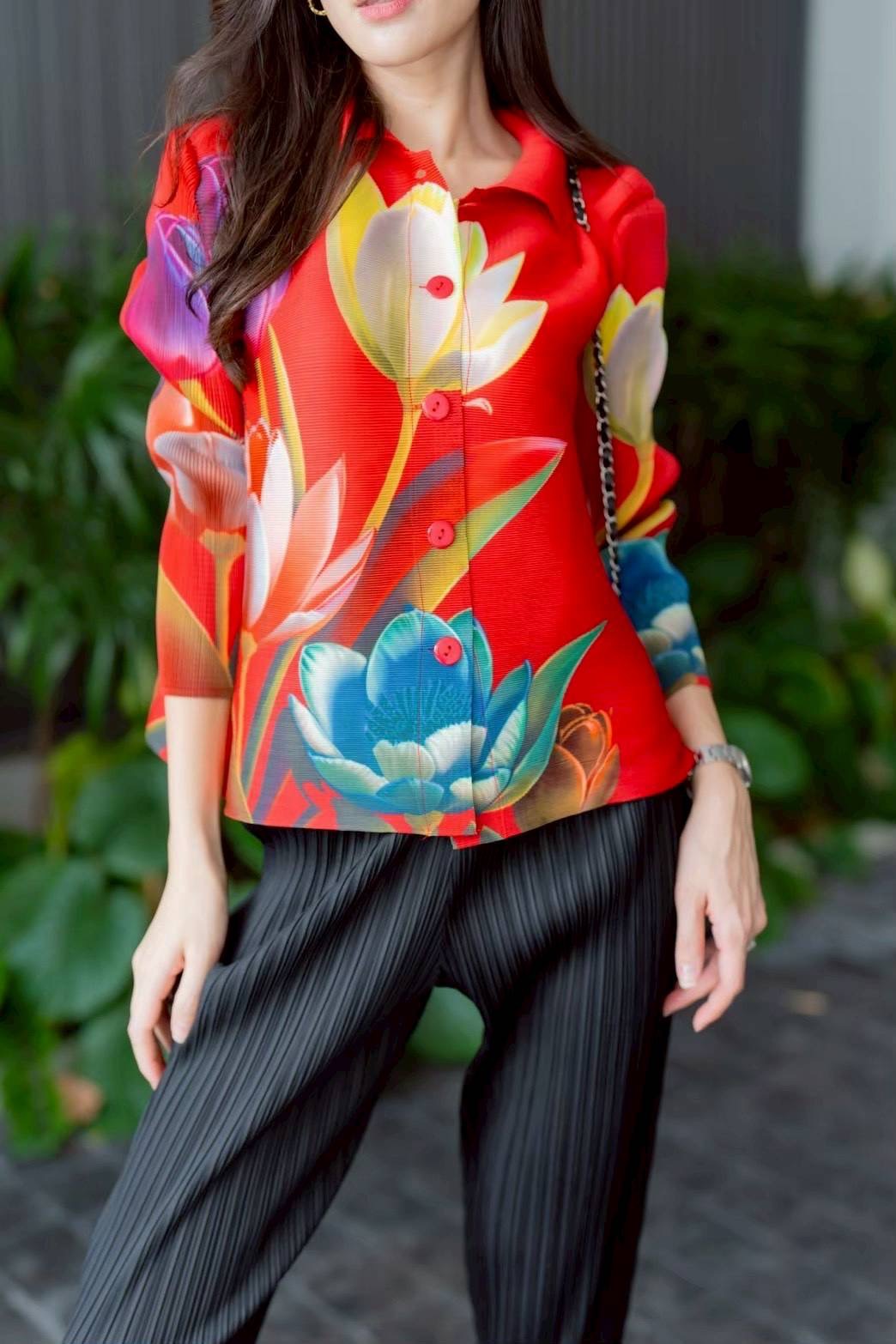 เสื้อคอจีน พิมพ์ลายดอกไม้สวยๆ เพิ่มดีเทลความเริ่ด 🍂🌻🌸🌷 ด้วยแพตเทิร์น แขนยาว พิมพ์ลายรอบตัว และช่วงแขน สีสดใส เริ่ดๆ งานอัดพลีทแน่น ใส่สบาย : สินค้าคุณภาพ (พร้อมส่ง)