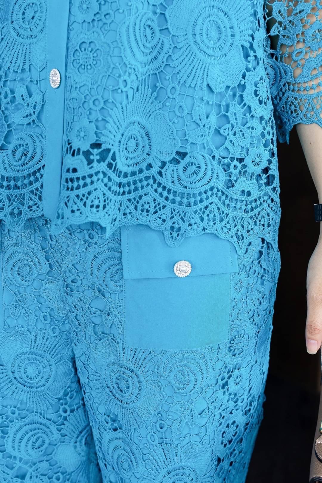 ชุดเซ็ทลูกไม้ลายเชิง ทั้งชุด แต่งกระเป๋าทั้งเสื้อและ กางเกง ประดับด้วยกระดุมมุก มีซับในทั้งชุด ใส่สบาย สินค้าคุณภาพ (พร้อมส่ง)