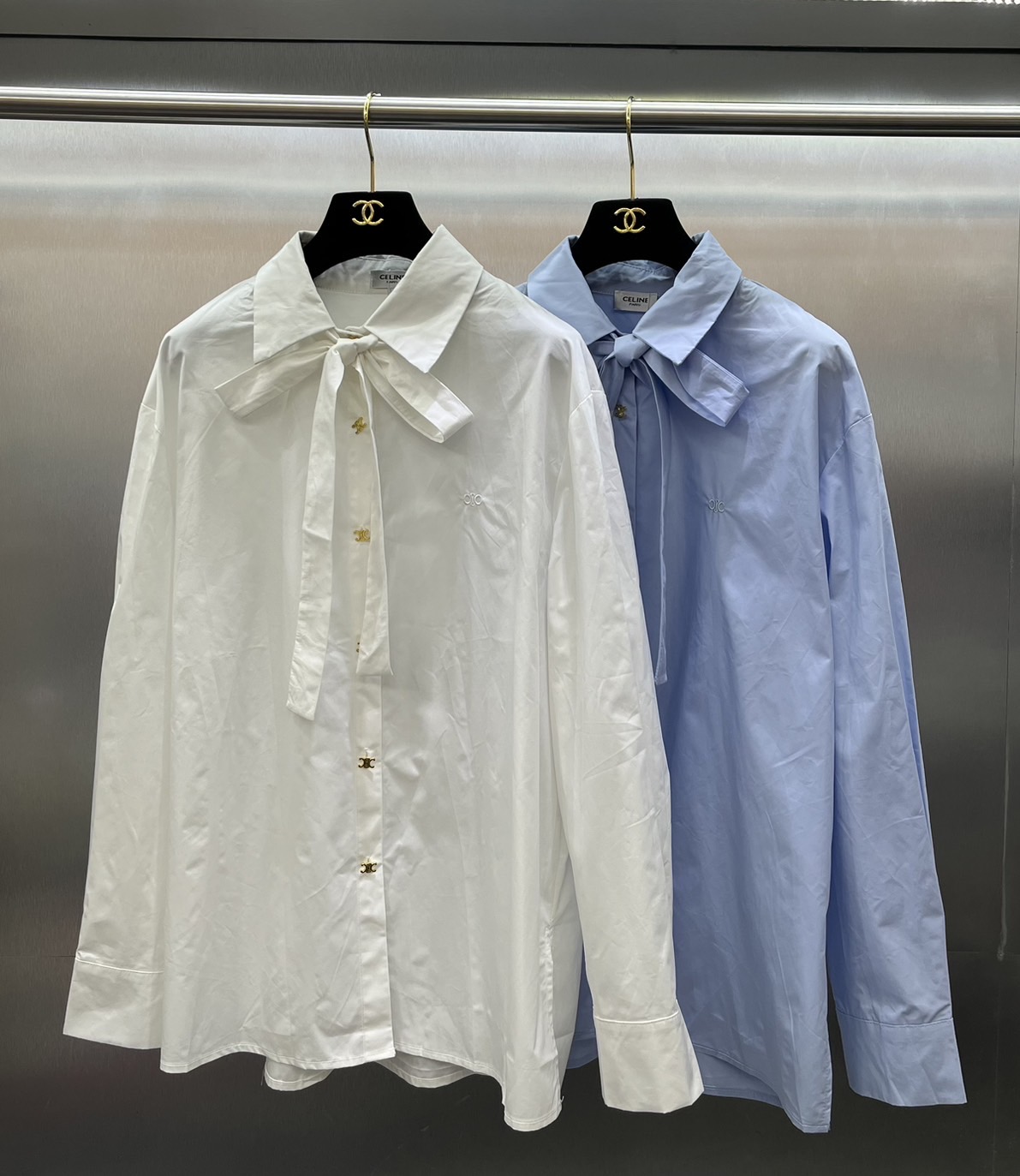 เสื้อเชิ๊ต CELINE งานสวย ผ้าดึมาก แต่งโบว์คอ กระดุมหน้าสีทอง งานสวยเกรดไฮเอ็น : สินค้าคุณภาพ (พร้อมส่ง)