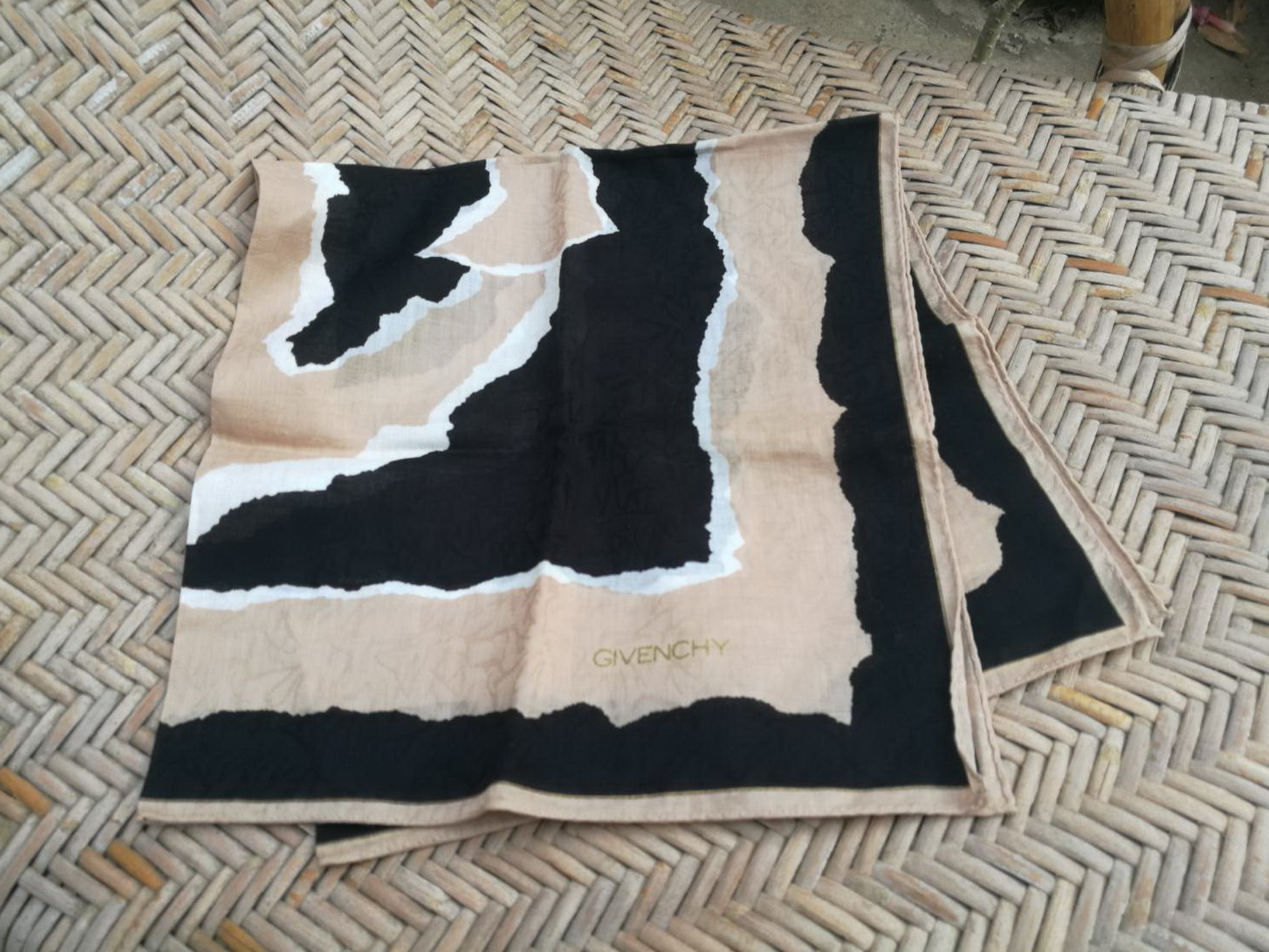 ผ้าเช็ดหน้าแบรนด์เนม GIVENCHY