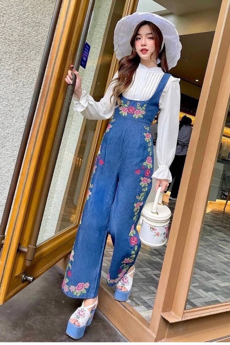 Set จั๊มสูทวินเทจ เซ็ต 2 ชิ้น เสื้อเชิ้ตขาว มาพร้อม จั๊มยีนส์วินเทจงานปักทั้งชุด ปักสวย ปักละเอียด งานสวยจ้า สินค้าคุณภาพ (พร้อมส่ง)