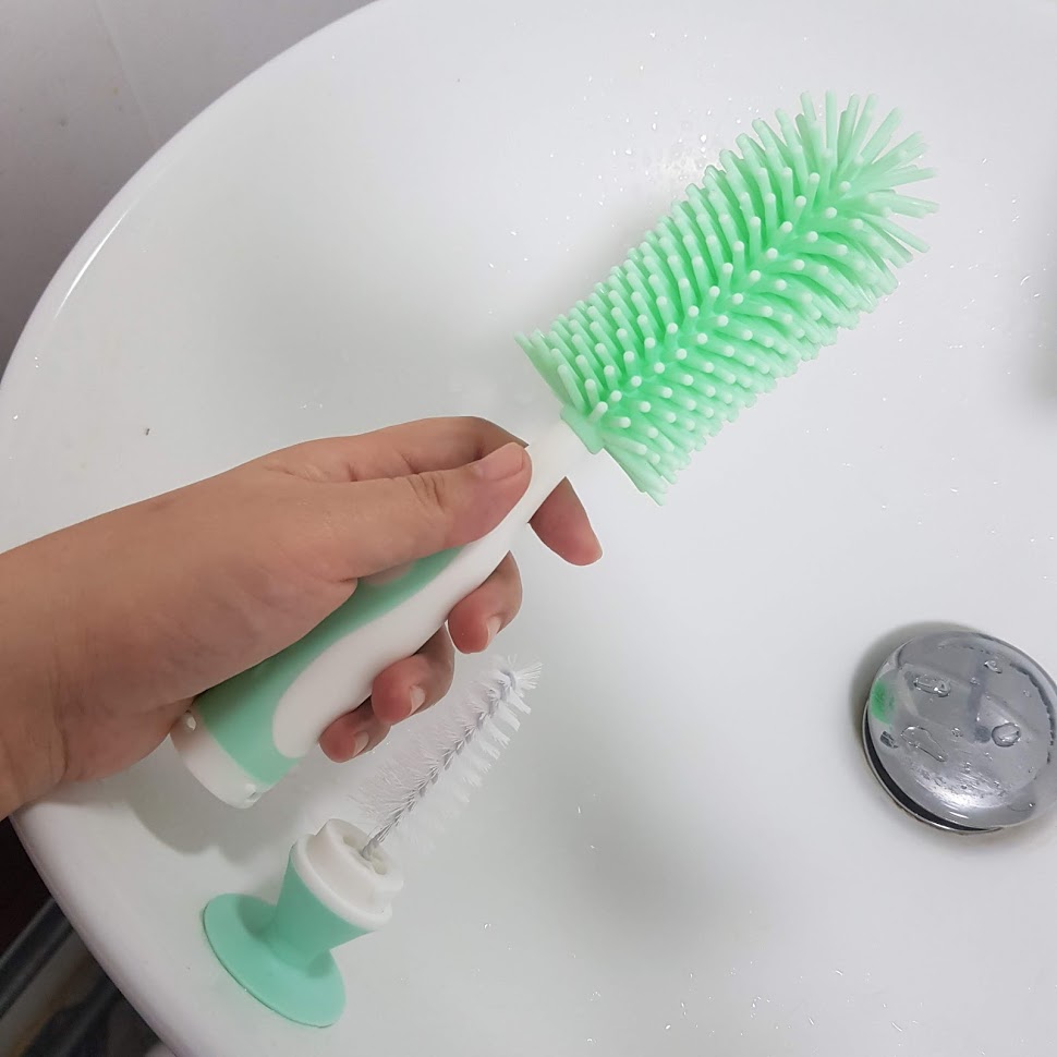 แปรงล้างขวดนมซิลิโคน 360 องศา พร้อมแปรงล้างจุกนมเก็บในด้ามจับ วางตั้งได้