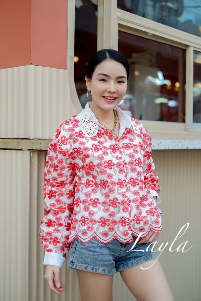 เสื้อเชิ้ตปักฉลุโชว์ลายเชิงสวยๆ คอปกลูกไม้หวานๆ แต่งกระดุมเพชร ทรงโอเว่อร์ไซส์นิดๆ ใส่สบาย : สินค้าคุณภาพ (พร้อมส่ง)