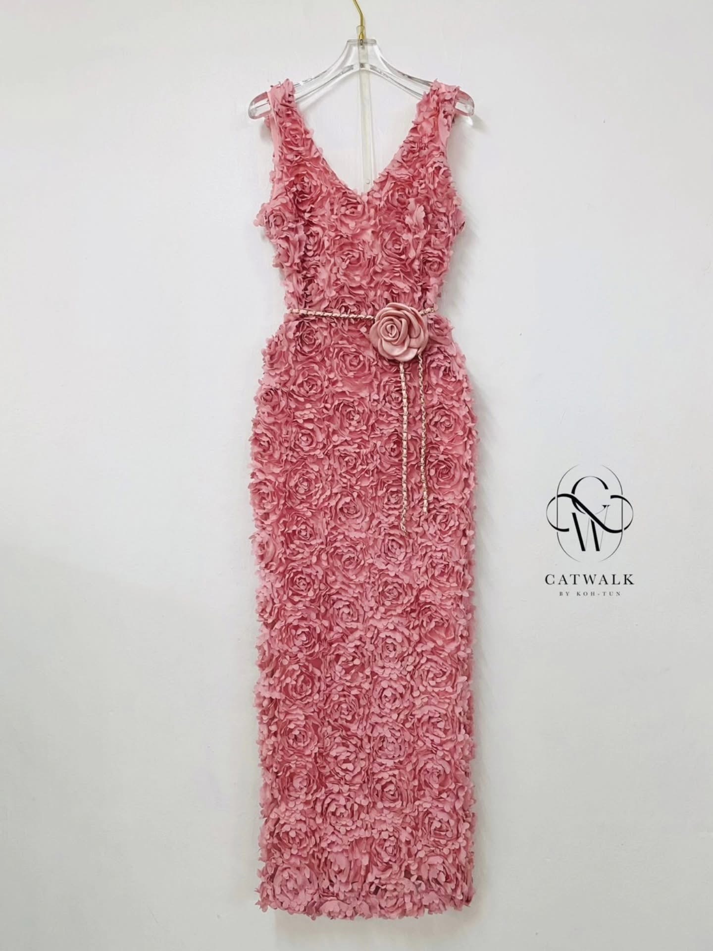 แม็กซี่เดรสผ้าดอกกุหลาบ+เข็มขัดโซ่แต่งเข็มกลัดดอกไม้ ตัวชุดเป็นทรงเข้ารูป แขนกุด คอวี เนื้อผ้าเกรดเอผ้านุ่ม ใส่สบาย : สินค้าคุณภาพ (พร้อมส่ง)