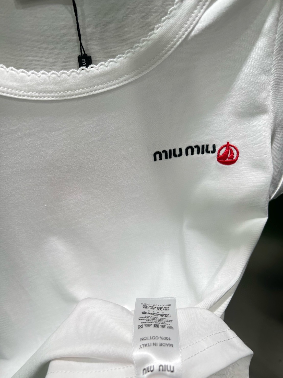 เสื้อยืดแขนสั้นสีขาว ช่วงอกปักชื่อแบรนด์ MIU MIUใส่สบาย : สินค้าคุณภาพ (พร้อมส่ง)