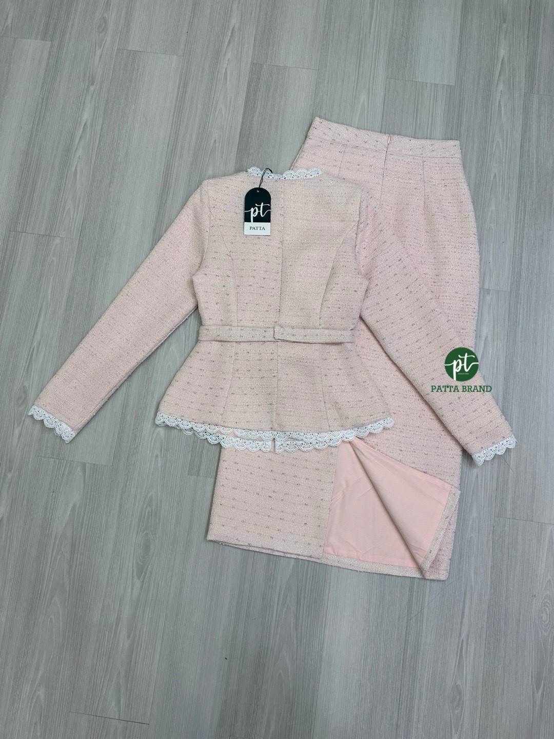 Set 2 ชิ้น ตัวเสื้อทรงพอดีตัวแขนยาวคอชิดแต่งระบาย มีซิปรูดด้านหน้า (อกเย็บเสริมฟองน้ำ) มีสายขาดเอวเข็มขัดเป็นริบบิ้นโบว์+กระโปรงยาวทรงสอบเนื้อผ้าเดียวกัน ดึเทลผ่าหลัง (มีซิปหลัง) ทรงสวยเป๊ะ ใส่สบาย : สินค้าคุณภาพ (พร้อมส่ง)