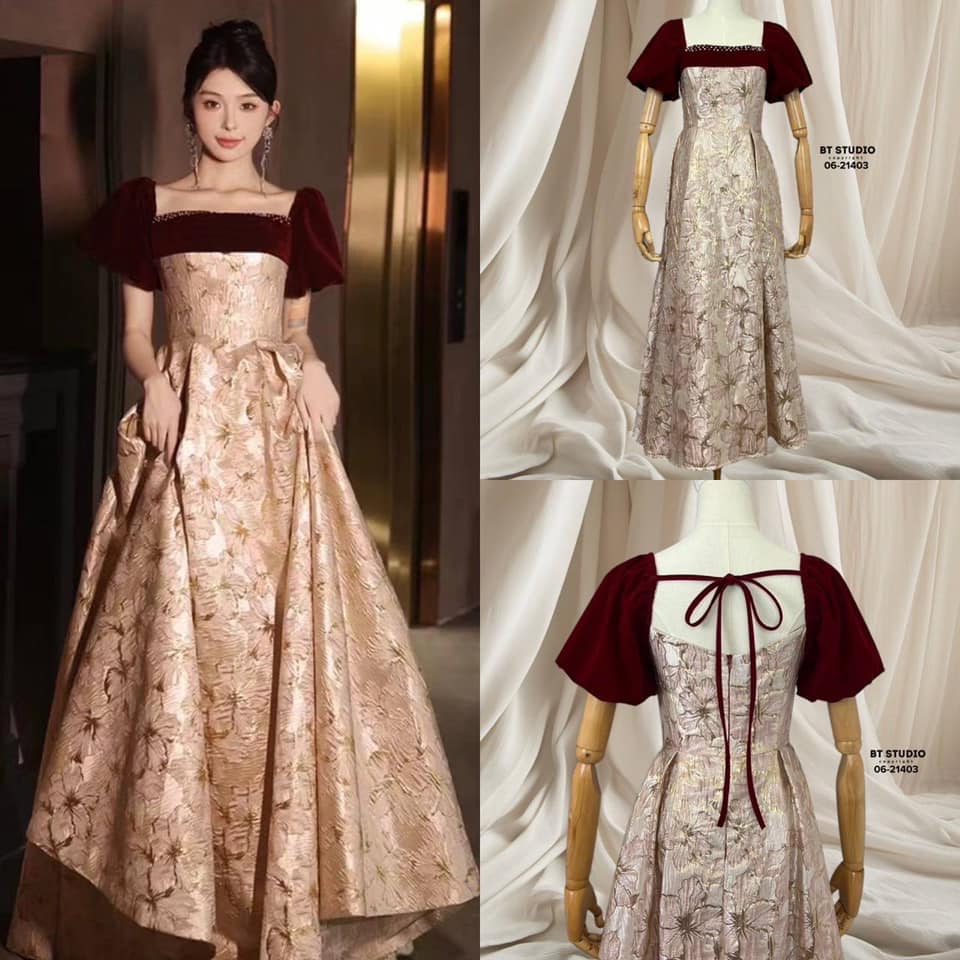 เดรสยาวคอตัดสี่เหลี่ยมครึ่งตัวบนแต่งผ้ากำมะหยี่แต่งมุกที่ขอบเสื้อ แต่งแขนพอง ๆ ทั้งสองข้าง ตัดต่อผ้าทอลายทั้งตัวจับจีบกระโปรงบาน ใส่สบาย : สินค้าคุณภาพ (พร้อมส่ง)