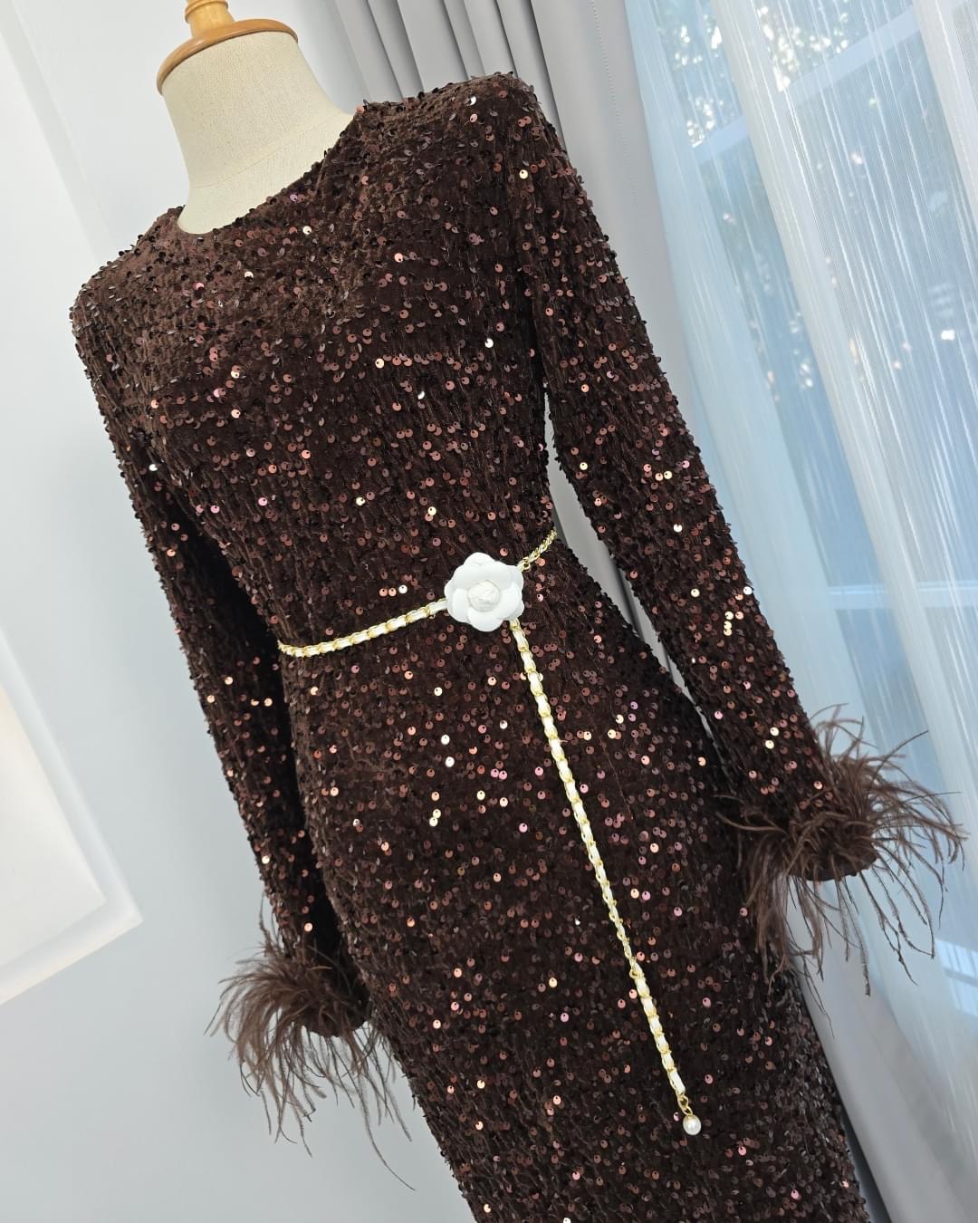 เดรสตัวยาว คอกลมแขนยาว แพทเทิร์น ทรงสวย ปลายแขนแต่งด้วยขนนก ปักเลื่อมเล่นแสงระยิบระยับทั้งตัว มีซิปซ่อนและซับในเต็มตัวค่ะ ใส่สบาย : สินค้าคุณภาพ (พร้อมส่ง)