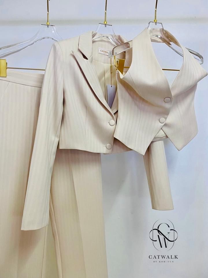 เซตBLAZER 3 ชิ้น ตัวBLAZER เป็นทรงครอปทรงเข้ารูป ด้านในมีซับ +เสื้อvestคล้องคอ+กางเกงเป็นทรงขากระบอก เนื้อผ้ามีเทคเจอร์เป็นลายริ้วในตัว ใส่สบาย สินค้าคุณภาพ (พร้อมส่ง)