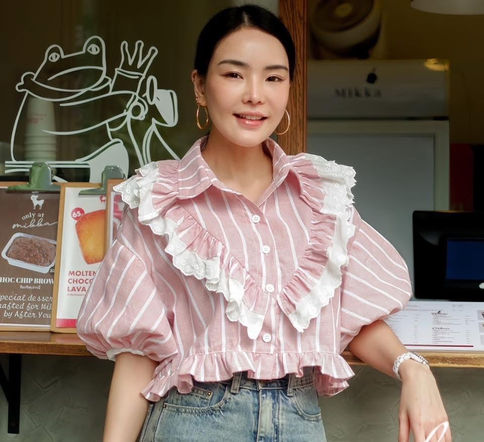 เสื้อครอปลายริ้วคอปกเชิ้ตแต่งระบายผ้าลูกไม้ฉลุชั้นๆ ใส่สบาย : สินค้าคุณภาพ (พร้อมส่ง)