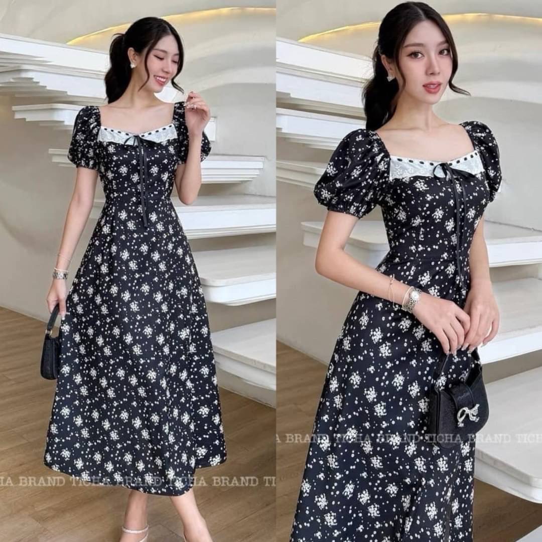 เดรสยาวสีดำแขนตุ๊กตางานผ้าพิมพ์ลายดอกไม้ทั้งตัว อกแต่งกุ๊นลูกไม้ขาวฉลุและริบบิ้นผูกโบว์ ใส่สบาย : สินค้าคุณภาพ (พร้อมส่ง)