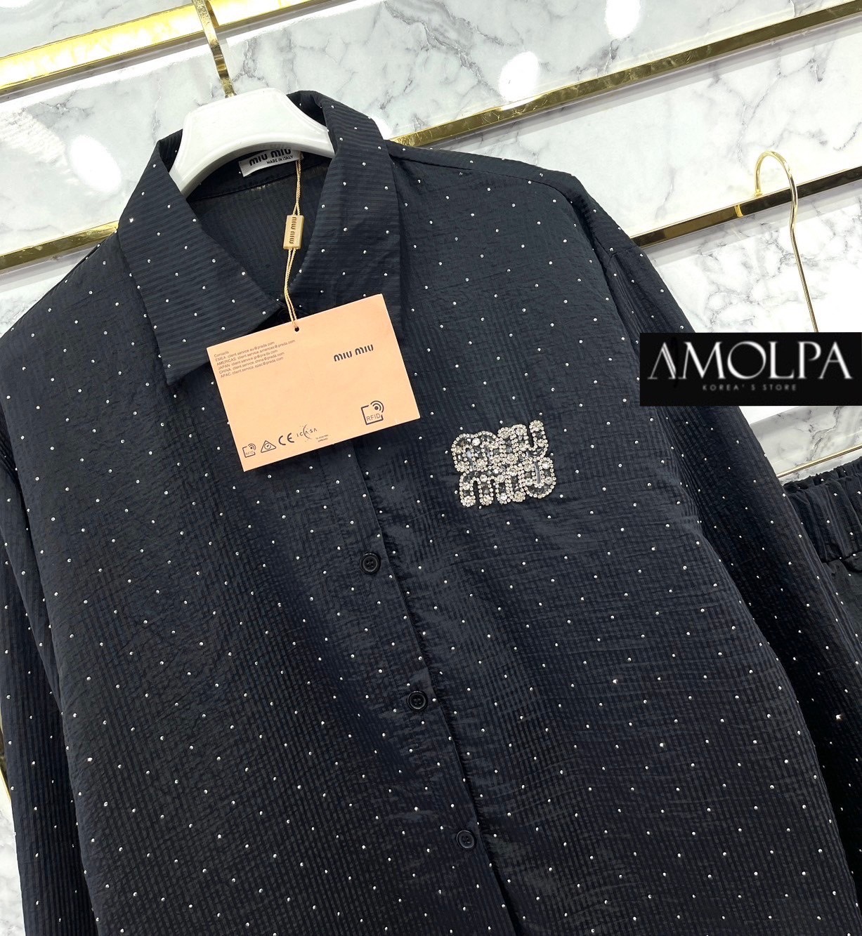 SET MIU MIU เพชรแน่นน งานใหม่ 2024SS ตัวเสื้อเป็นเชิ้ตMIU MIU เพชรแน่นทั่วตัว งานสวยม๊ากกก มาพร้อมกางเกงขาสั้น สินค้าคุณภาพ (พร้อมส่ง)