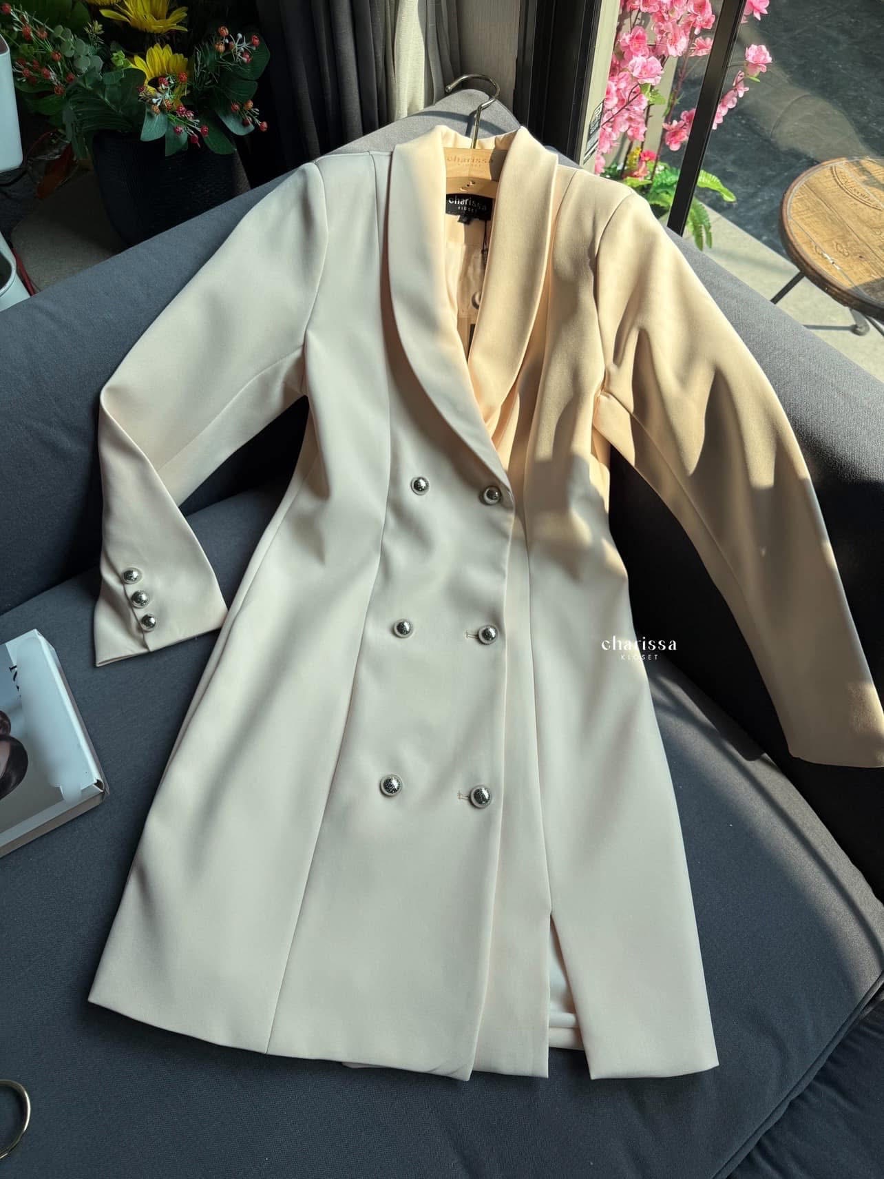 เดรสสูทอีกรุ่นที่แนะนำมาก ใส่ออกมาสวยเรียบหรูมากค่ะ เนื้อผ้าดี มีซับในทั้งชุด ใส่สบาย : สินค้าคุณภาพ (พร้อมส่ง)