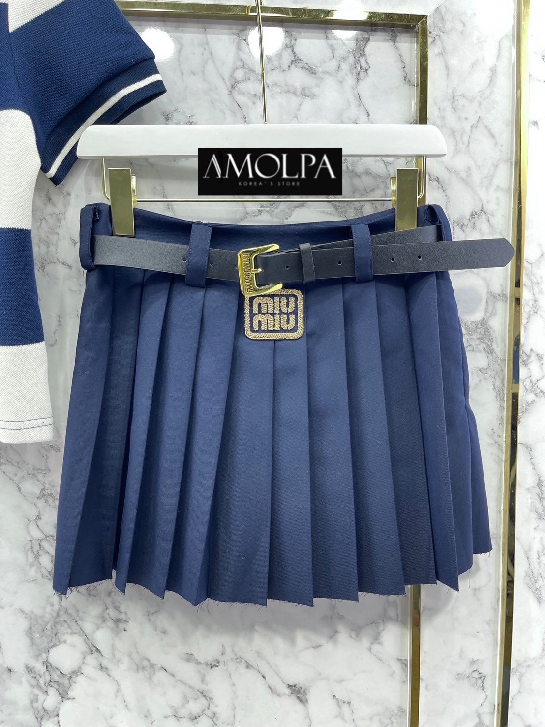SET MIU MIU WITH BELT งานใหม่ 2024SS ตัวเสื้อเป็นคอปก MIU MIU แขนสั้น ปักMIUMIUที่หน้าอก มาพร้อมกระโปรงจีบรอบ Hi Shcool ใส่เข้ากันลงตัว + BELT ให้อีก 1 เส้น สินค้าคุณภาพ (พร้อมส่ง)