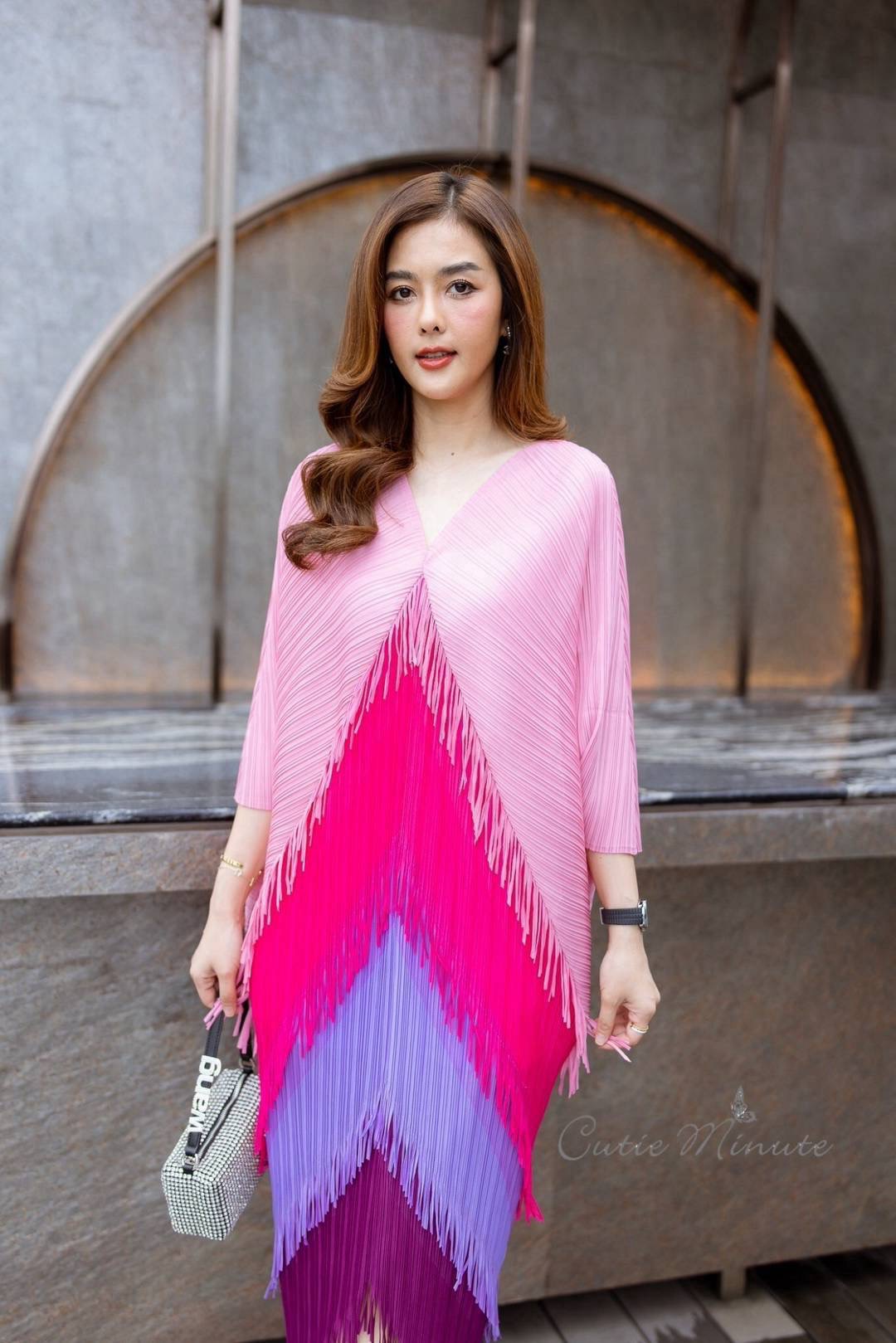 Maxiเดรสผ้าอัดพลีท วางพื้นสลับสี แขนทรงค้างคาว ทรงสวยใส่แล้วดูเข้ารูป ดูสง่างามมากค่ะ ใส่สบาย : สินค้าคุณภาพ (พร้อมส่ง)