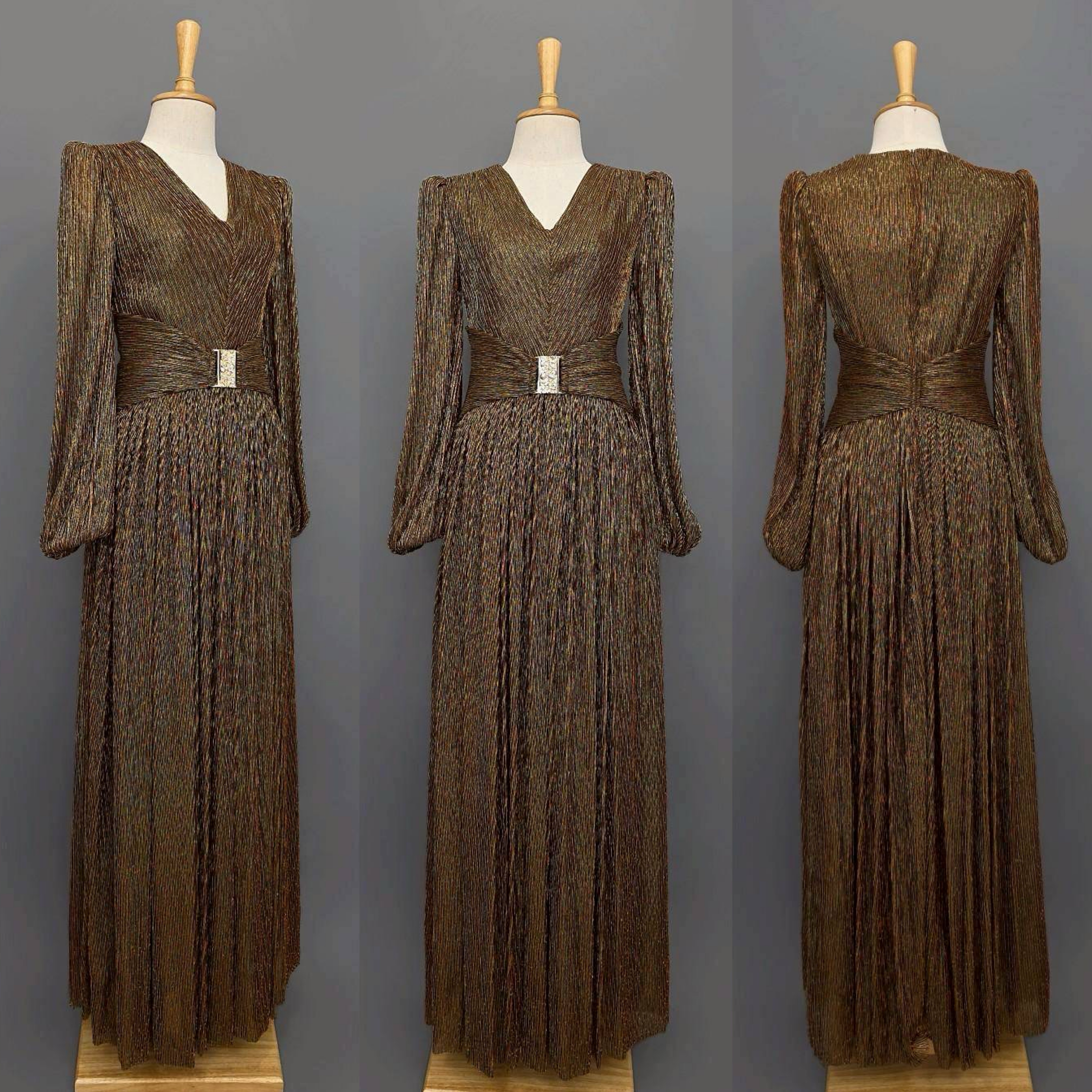 แม็กซี่เดรสเสื้อคอวีแขนยาว กระโปรงจีบรูดรอบตัว ☑️ดีเทลมีผ้าคาดเอว แต่งด้วยหัวเข็มขัดเพชรสีทอง ใส่สบาย : สินค้าคุณภาพ (พร้อมส่ง)