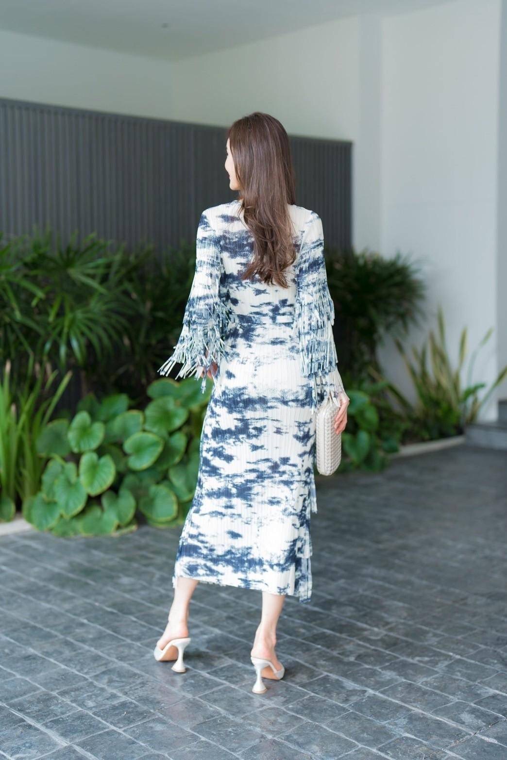 เดรสตัวยาวอัดพลีท ทรงคอกลม ดีเทลแต่งพู่ให้ดูฟรุ๊งฟริ๊งแน่นๆ ทั้งช่วงลำตัว และพิเศษช่วงแขน เพิ่มเข้าไปอี้ก ใส่สบาย : สินค้าคุณภาพ (พร้อมส่ง)