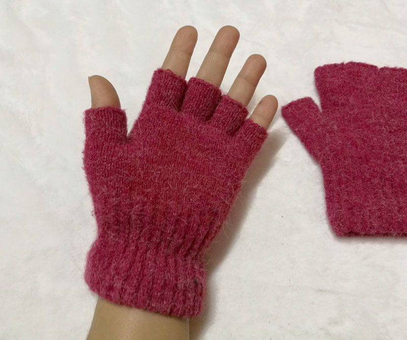 ถุงมือไหมพรมครึ่งท่อน (ของใหม่)