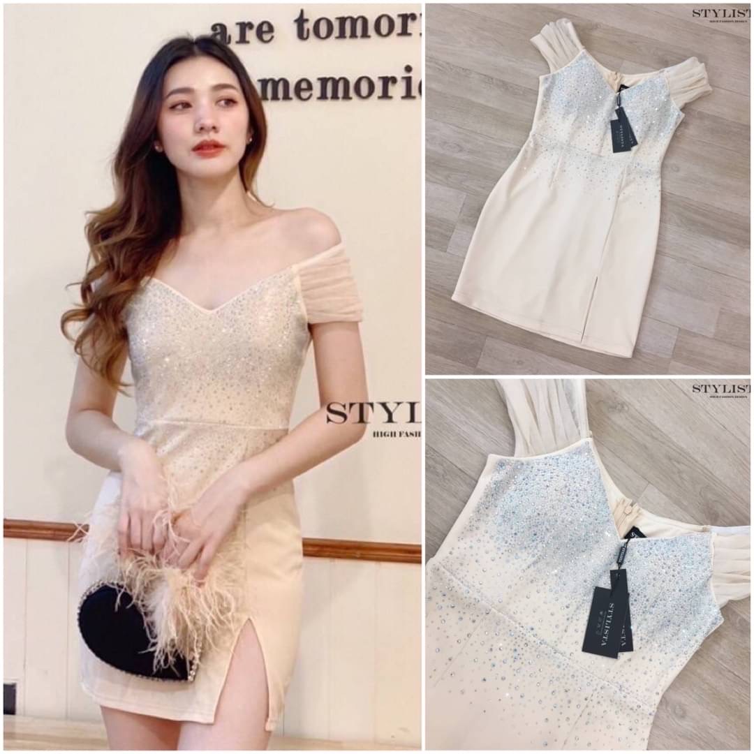 เดรสทรงพอดีตัว ปาดไหล่ เเต่งเกร็ดเพชรสวยวิบวับ ใส่สวยเรียบหรูมาก ดูดีเหมือนเซเลปเลยค่ะ สวยเปะเวอร์ ใส่ออกงาน ใส่ได้หลายโอกาส สินค้าคุณภาพ (พร้อมส่ง)