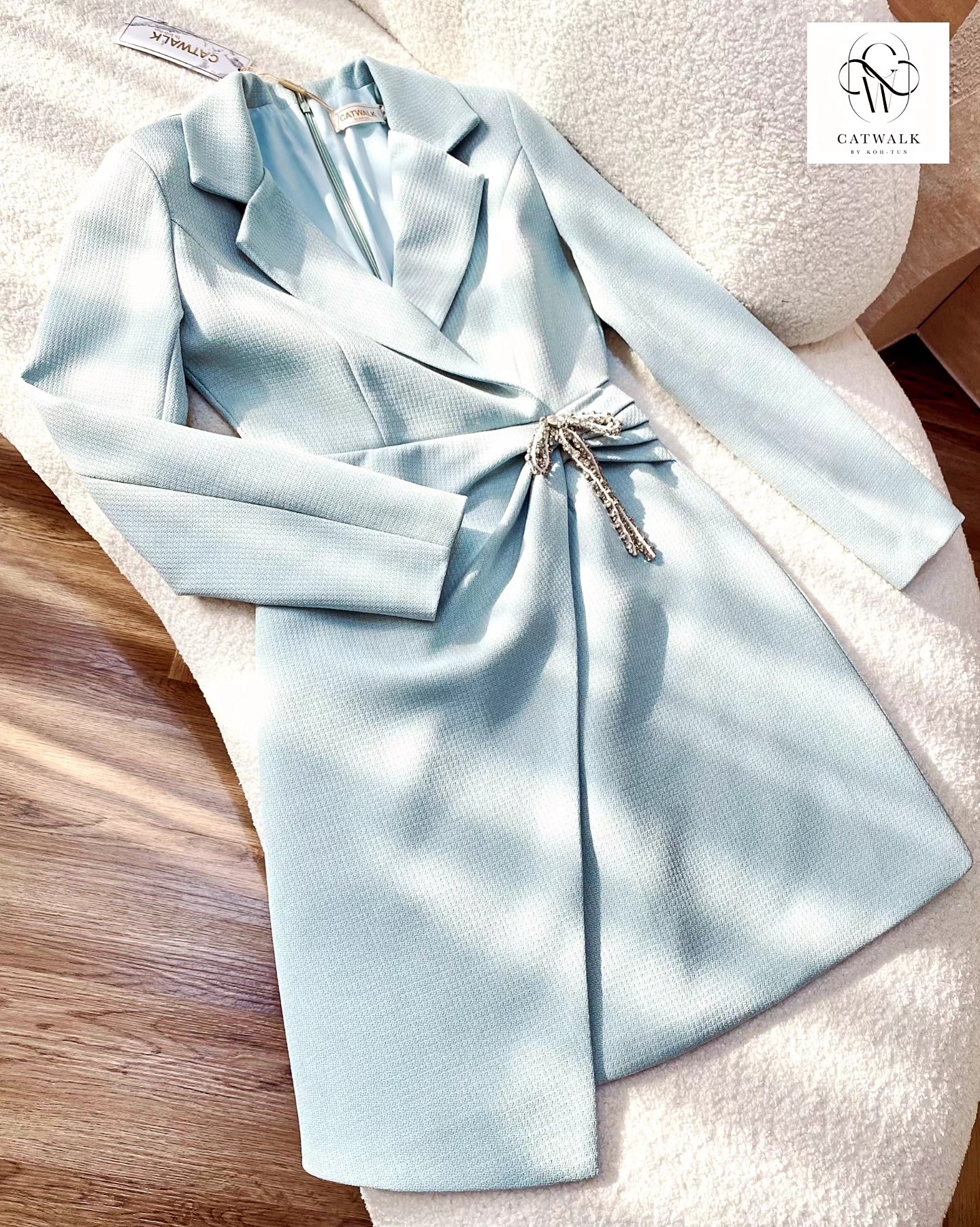 เดรสปก เทเล่อร์แต้งโบว์เพชร เนื้อผ้าเกรดเอมีลายทอในตัว ตัวชุดเป็นปกเทเล่อร์ทรงเข้ารูป กระโปรงเป็นทรงเอ ใส่สบาย สินค้าคุณภาพ (พร้อมส่ง)