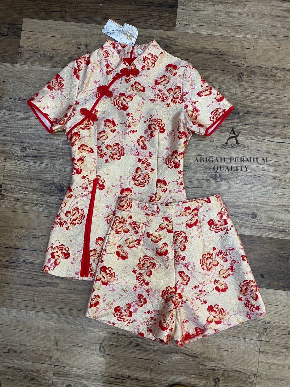 เซต 2 ชิ้น เสื้อแขนสั้นคอจีนผ่าหน้า แมทกับกางเกงขาสั้น เนื้อผ้าทอลายดอกเหมยตัดทอง มีซับในพร้อมอัดกาวทั้งชุด สินค้าคุณภาพ (พร้อมส่ง)