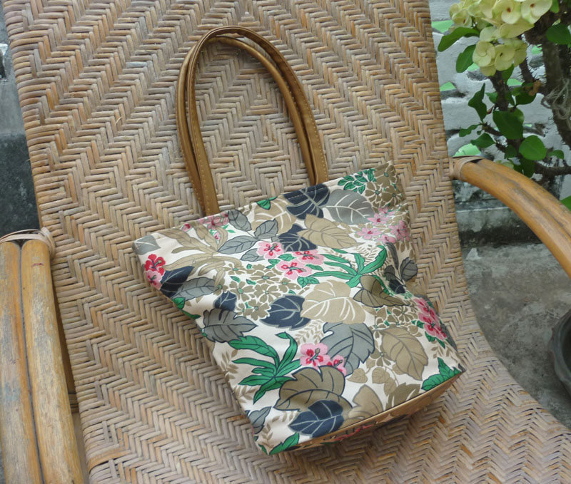 กระเป๋า Tote กันน้ำ สวยคลาสสิค (ของใหม่)