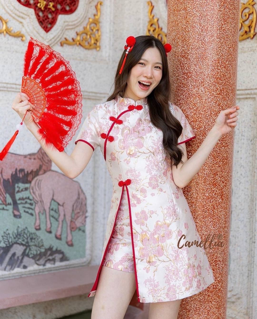 ชุดSet เสื้อกี่เพ้าผ้าทอลายดอกโทนสีแดงทอง แต่งกระดุมสีแดงสวยลงตัวมากคะ + กางเกงขาสั้นลายเข้ากับชุด ใส่สบาย : สินค้าคุณภาพ (พร้อมส่ง)