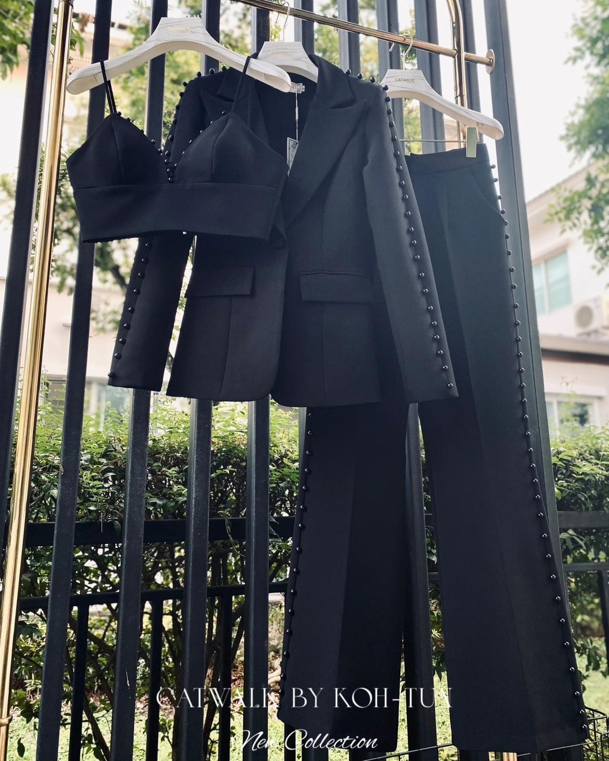 เซตBLAZER 3 ชิ้น เนื้อผ้าเกรดเอ ตัวBLAZER เป็นทรงกึ่งเข้ารูปทรงสไตล์เท่ห์ๆ ช่วงแขนแต่งด้วย หมุดมุกเรียงเม็ดโทนสีตามตัวชุดดูหรูมาก ด้านในมีซับ+เสื้อครอปสายเดี่ยวทรงเข้ารูปตามตัว +กางเกงเป็นทรงขาม้า ใส่สบาย สินค้าคุณภาพ (พร้อมส่ง)