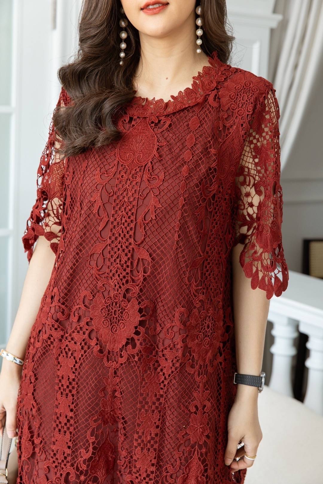 เดรสลูกไม้เนื้อหนาเกรดพรีเมี่ยม มาพร้อมลูกไม้เนื้อหนาสวยมากค่ะ ผสมผสานด้วยผ้าชีฟองอัดพลีทแน่นๆ ใส่สบาย : สินค้าคุณภาพ (พร้อมส่ง)